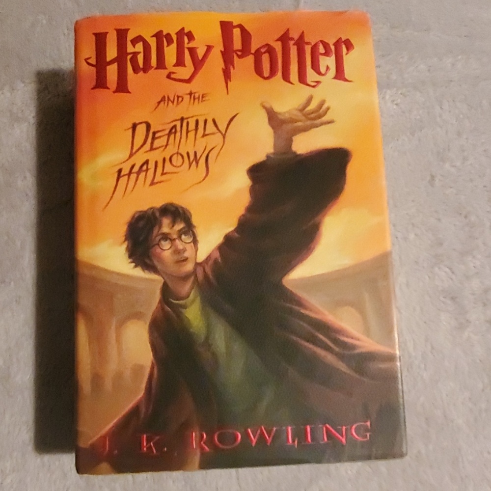 Harry Potter and the deathly Hallows book